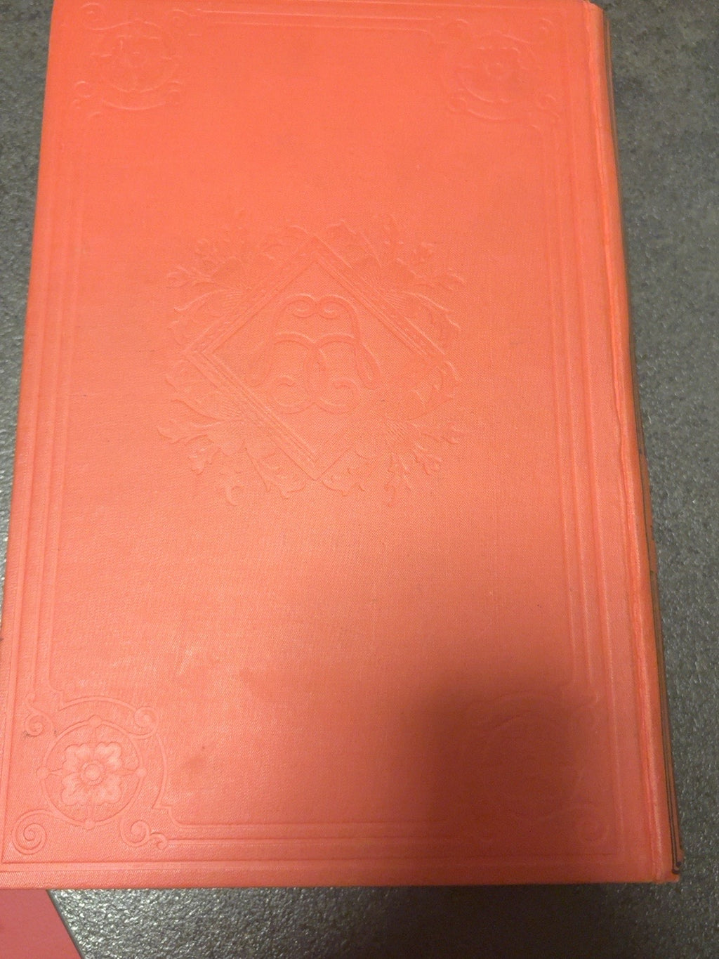 Détail du cartonnage rouge et or
