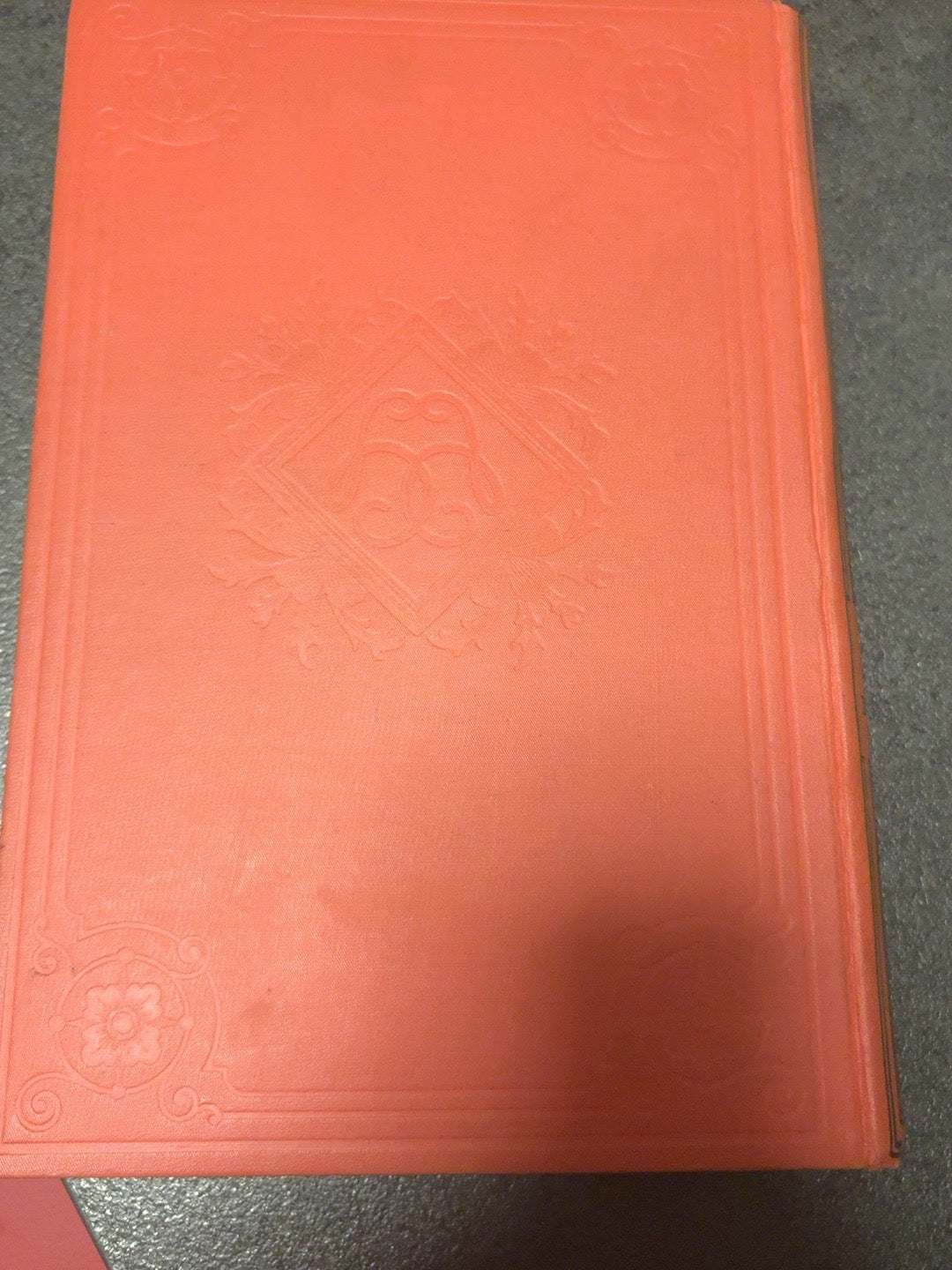 Détail du cartonnage rouge et or